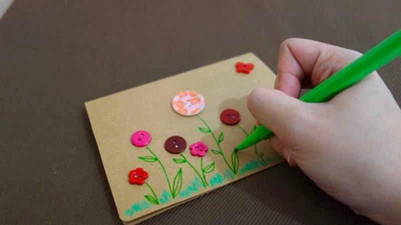 Thiệp chúc mừng sinh nhật tặng bạn từ cúc áo sáng tạo