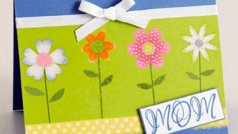 Thiệp chúc mừng sinh nhật tặng mẹ với họa tiết cánh hoa vẽ tay