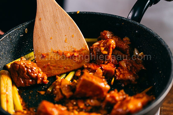 Thịt bò đã sơ chế và ướp gia vị chuẩn bị nấu bò kho