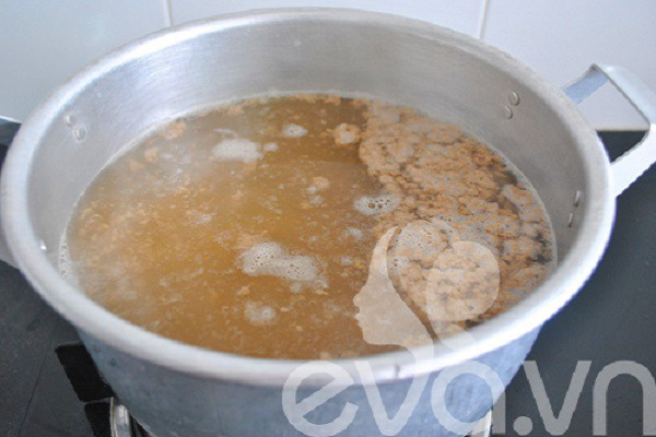 Thịt bò và rau cải chần sơ để chuẩn bị cho món bánh đa trộn