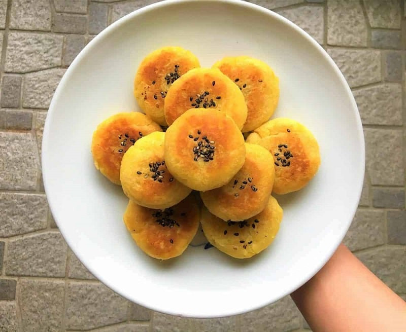Thưởng thức thành phẩm bánh khoai lang bột năng vàng giòn