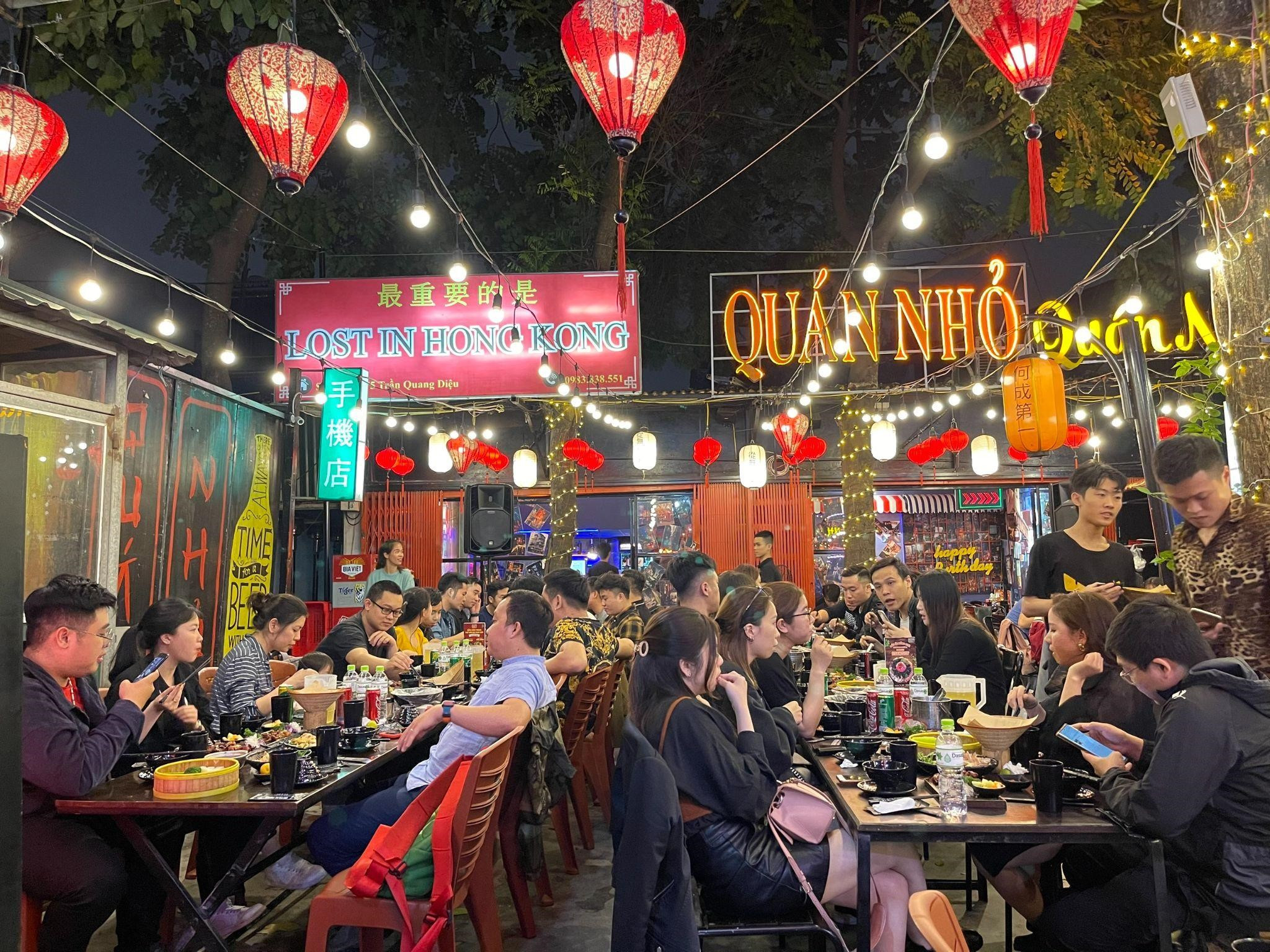Tiệc sinh nhật đông vui tại nhà hàng