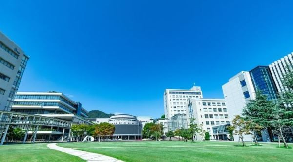 Toàn cảnh khuôn viên hiện đại của trường nữ sinh Nhật Bản Yasuda