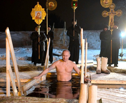 Tổng thống Putin thực hiện nghi thức tắm nước lạnh truyền thống vào mùa đông.