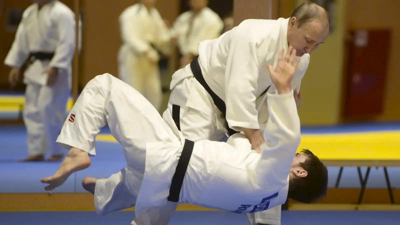 Tổng thống Putin với đai đen judo, minh chứng cho đam mê thể thao.