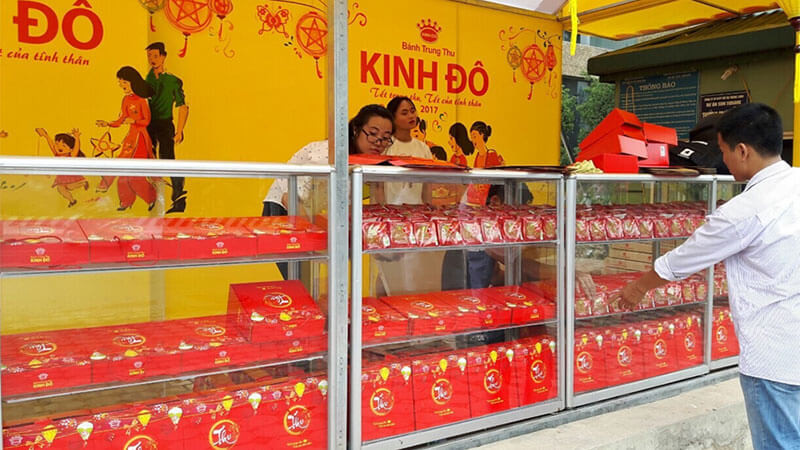 Trải nghiệm mua sắm tại cửa hàng bánh trung thu Kinh Đô truyền thống