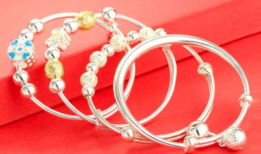 Trang sức nhỏ xinh làm quà sinh nhật cho bé gái 8 tuổi