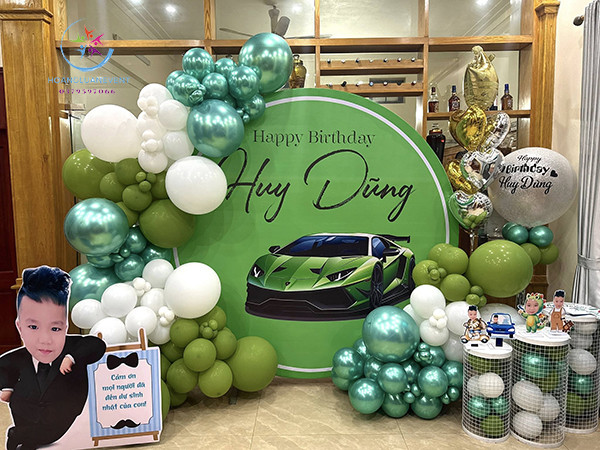 Trang trí backdrop sinh nhật với gam màu hồng chủ đạo, các dải bóng bay mềm mại và chữ "Happy Birthday" nổi bật, tạo vẻ đẹp ngọt ngào.