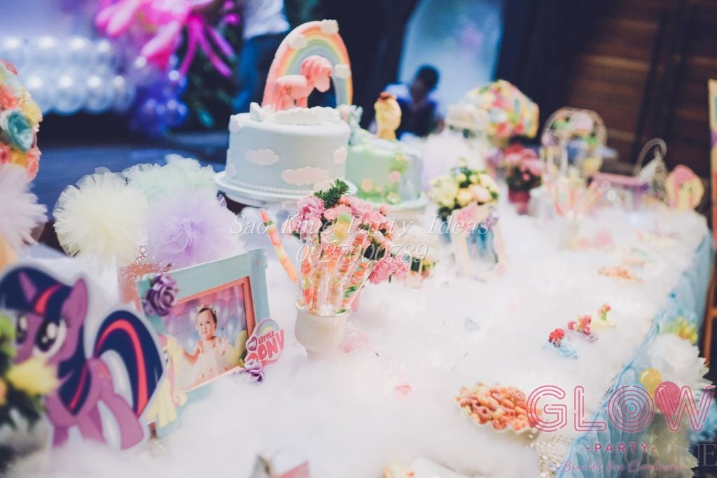 Trang trí bàn tiệc sinh nhật chủ đề Unicorn với bông gòn và phụ kiện