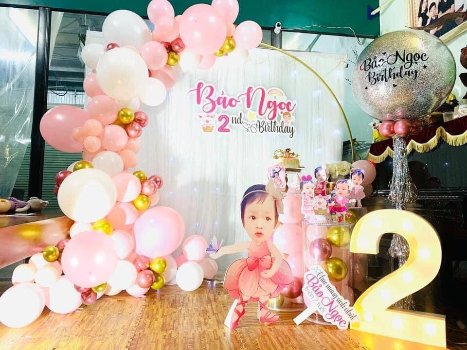 Trang trí sinh nhật bé gái Bảo Ngọc 2 tuổi với bánh kem và bóng bay