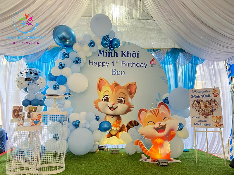trang trí sinh nhật bé trai với backdrop ảnh bé, bóng bay tông xanh và phụ kiện decor bàn tiệc