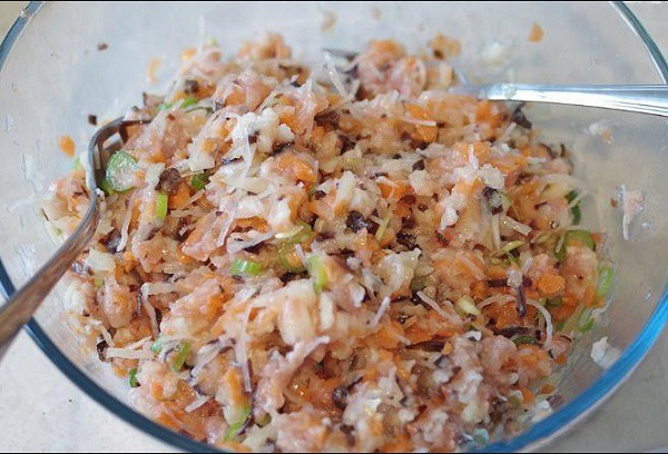 Trộn đều các loại nhân tôm thịt và rau làm nem