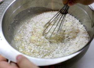 Trộn đều hỗn hợp bột bánh chuối