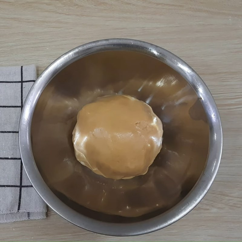 Trộn và ủ bột làm vỏ bánh trung thu mềm dẻo