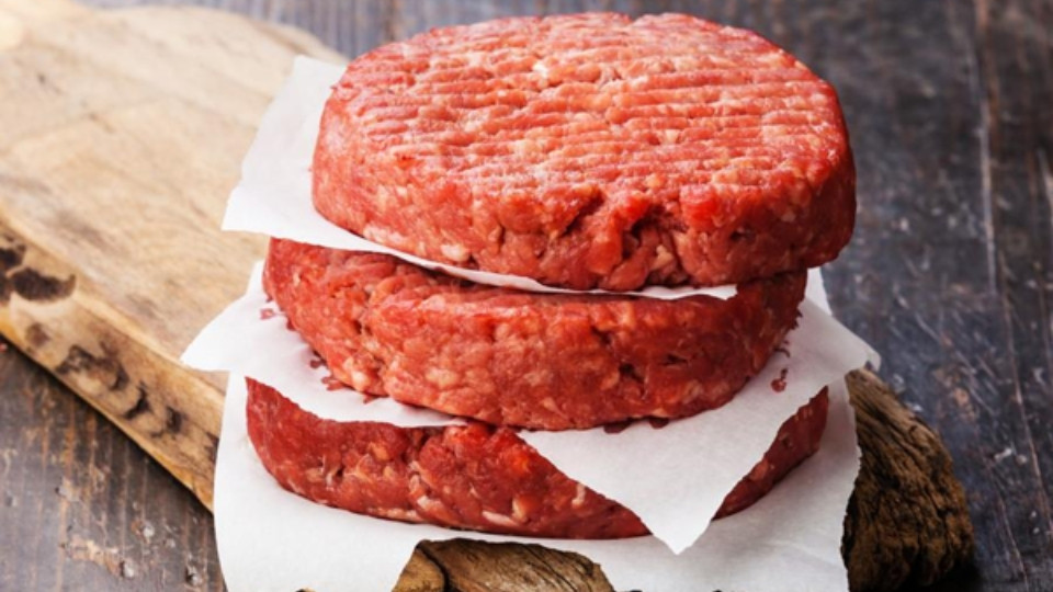Ướp gia vị đậm đà cho nguyên liệu làm bánh burger nhân thịt bò