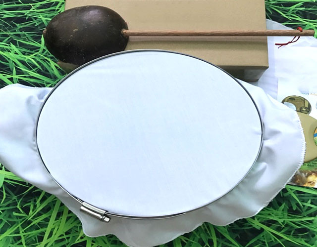 Vải và khung inox hỗ trợ tráng vỏ bánh cuốn từ nguyên liệu bột gạo.