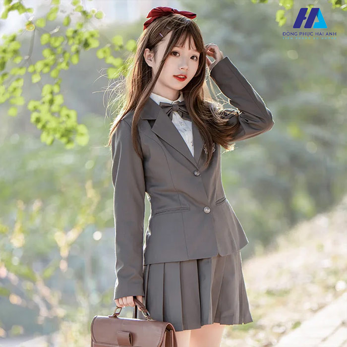 Váy học sinh Nhật Bản kết hợp áo blazer/vest, mang đến vẻ ngoài thanh lịch, trưởng thành