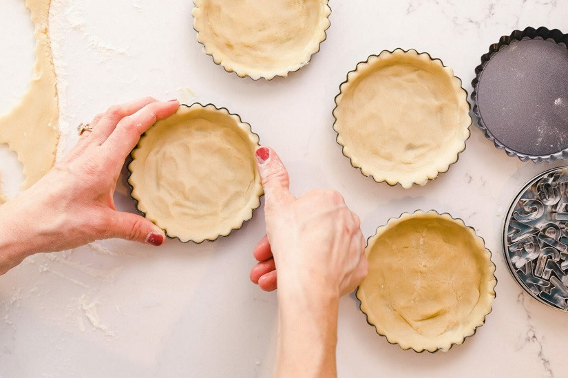 Vỏ bánh tart trứng được tạo hình trong khuôn