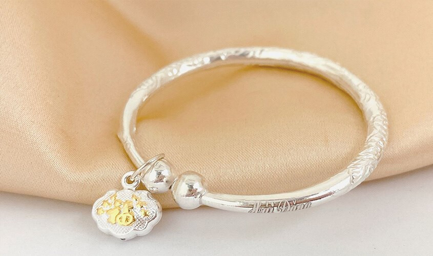 Vòng tay bạc khắc tên cá nhân hóa, món quà sinh nhật ý nghĩa cho bé trai 5 tuổi
