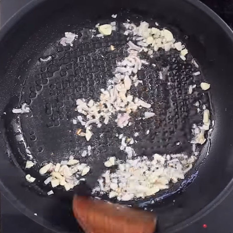 Xào hành tím và thịt heo làm nhân bánh tẻ