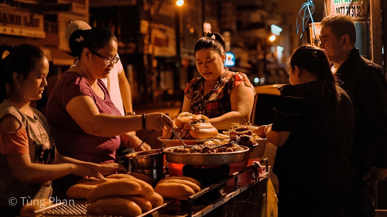 Xe đẩy bánh mì chờ Phan Thiết với đầy đủ topping hấp dẫn