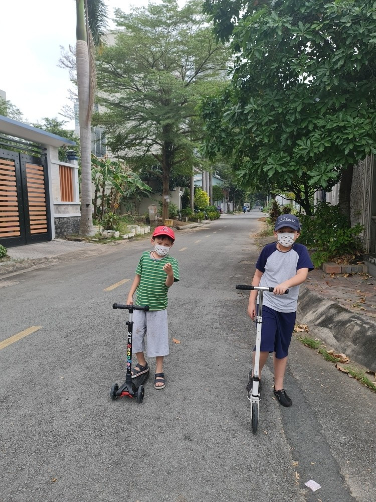 Xe scooter màu xanh lá cây, món quà sinh nhật năng động cho bé trai 8 tuổi