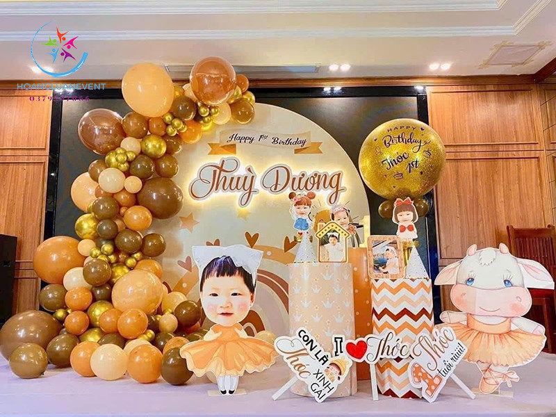 ý tưởng decor sinh nhật bé trai với backdrop hoạt hình và cổng bóng bay ấn tượng
