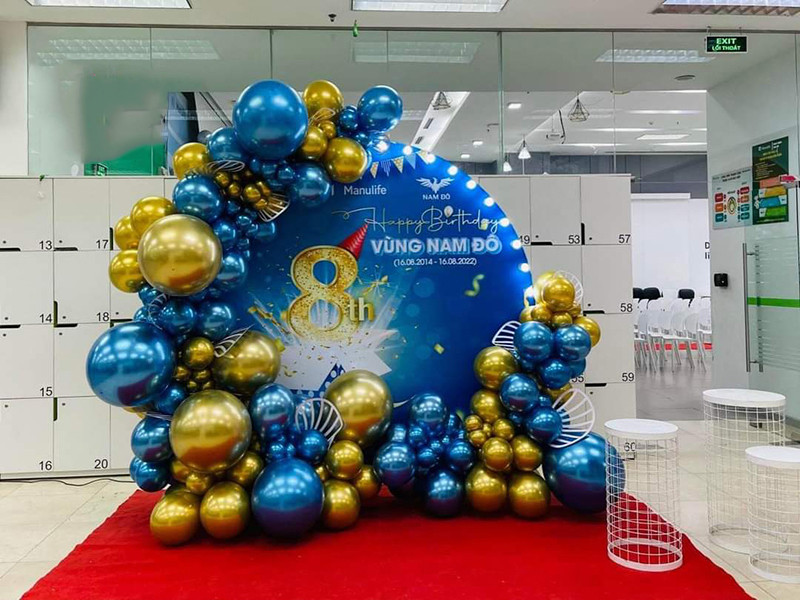 Ý tưởng trang trí sinh nhật công ty với backdrop Hiflex tối giản