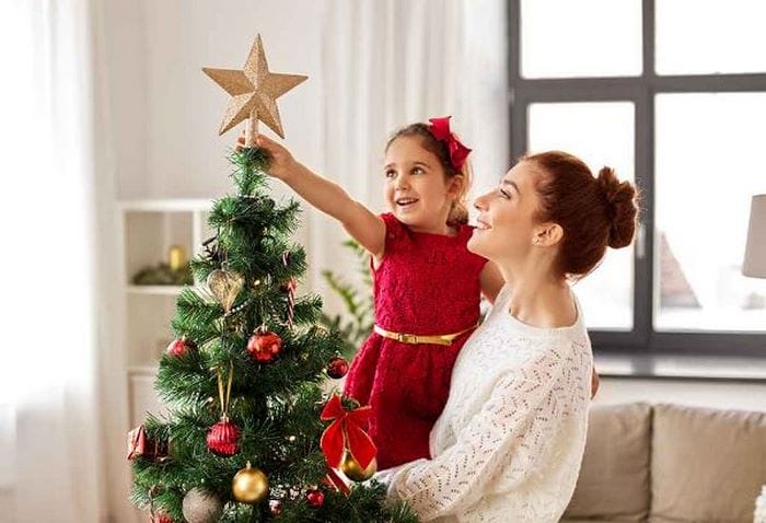 Ngôi sao Giáng Sinh là biểu tượng được treo cao trên đỉnh cây thông, ó nhiều ý nghĩa với ngày Lễ Giáng Sinh Ngôi sao Giáng Sinh là biểu tượng được treo cao trên đỉnh cây thông, ó nhiều ý nghĩa với ngày Lễ Giáng Sinh