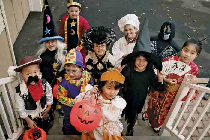 Một hoạt động điển hình của ngày lễ Halloween là trẻ em chơi trò “Trick or Treat” và đi xin kẹo Một hoạt động điển hình của ngày lễ Halloween là trẻ em chơi trò “Trick or Treat” và đi xin kẹo