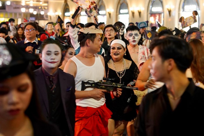 Ngày lễ Halloween đã trở thành một sự kiện được giới trẻ quan tâm để vui chơi, giải trí, tặng quà nhau Ngày lễ Halloween đã trở thành một sự kiện được giới trẻ quan tâm để vui chơi, giải trí, tặng quà nhau