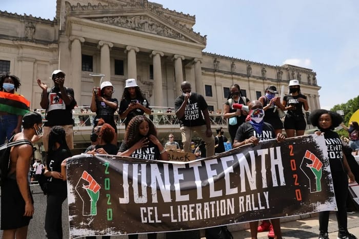 Ngày lễ Juneteenth được tổ chức để ghi nhớ năm 1865 khi Tuyên ngôn Giải phóng Nô lệ được ban hành Ngày lễ Juneteenth được tổ chức để ghi nhớ năm 1865 khi Tuyên ngôn Giải phóng Nô lệ được ban hành