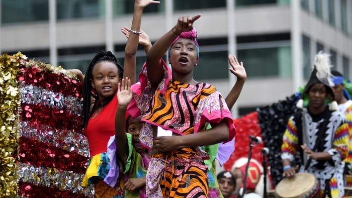 Các bạn có thể ủng hộ ngày lễ Juneteenth bằng cách tham gia các hoạt động cộng đồng trên đường phố Các bạn có thể ủng hộ ngày lễ Juneteenth bằng cách tham gia các hoạt động cộng đồng trên đường phố