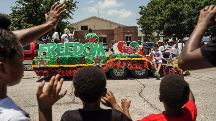 Không chỉ trong ngày lễ Juneteenth, hãy tưởng nhớ lịch sử và tôn trọng cộng đồng người Mỹ gốc Phi mỗi ngày Không chỉ trong ngày lễ Juneteenth, hãy tưởng nhớ lịch sử và tôn trọng cộng đồng người Mỹ gốc Phi mỗi ngày