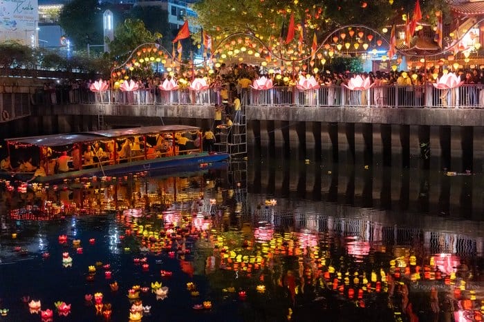 Nhiều chùa tổ chức lễ thả đèn hoa đăng trên sông trong ngày lễ Phật Đản