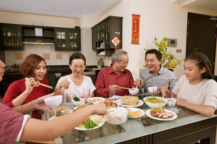 Nói về tháng 12 có những ngày lễ gì theo lịch âm thì mọi gia đình đều quan tâm nhất là ngày Tất niên - khi cả gia đình cùng sum họp