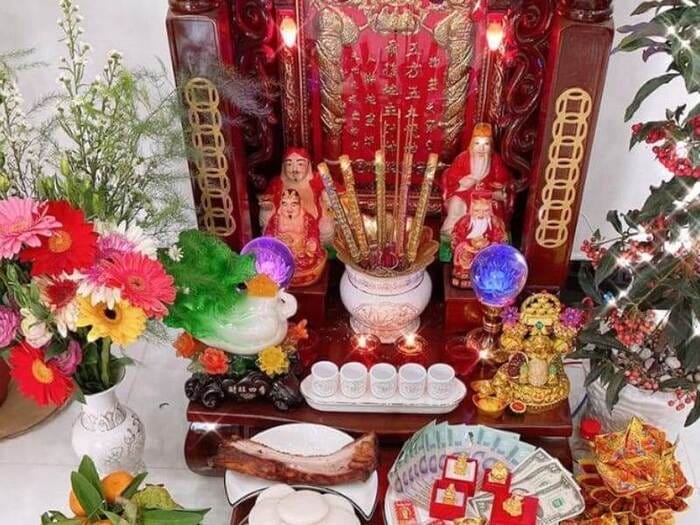 Có nên thực hiện thắp hương thần tài hàng ngày không?