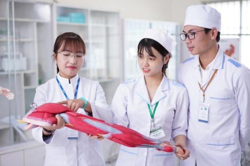 Chúc mừng ngày thầy thuốc Việt Nam thể hiện sự biết ơn đối với người làm trong y tế