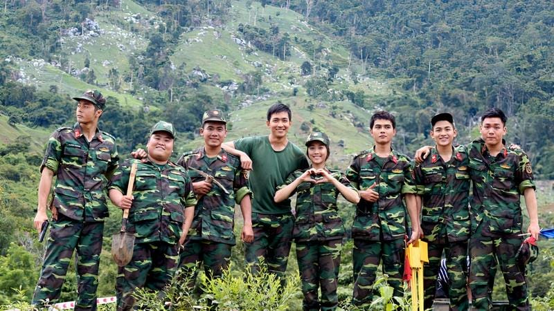 Chú bộ đội được tiếp thêm sức mạnh khi đọc được lời chúc từ mọi người