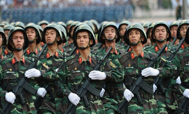 Chú bộ đội gắn liền với hình ảnh đời sống của người dân Việt