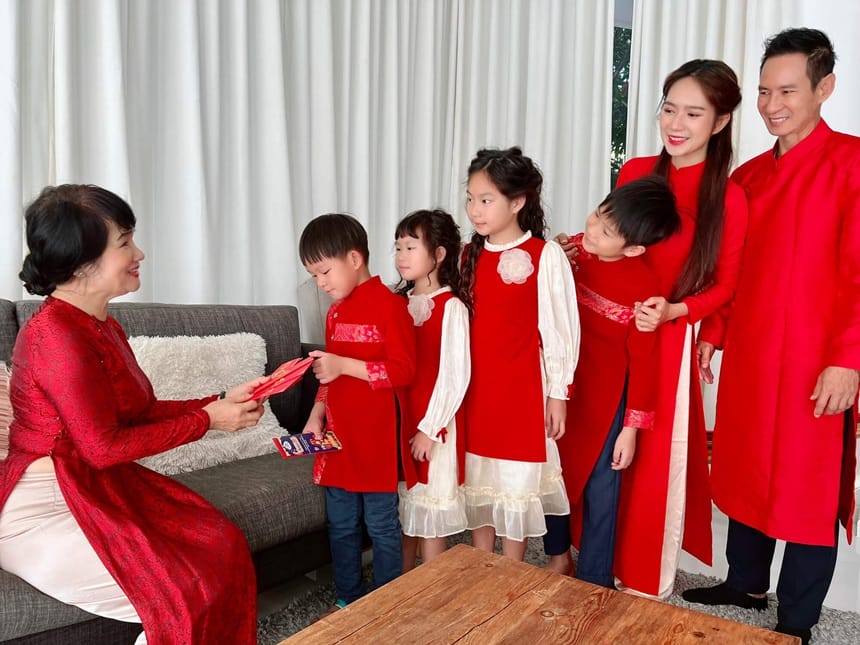 Phong tục chúc Tết lì xì có ý nghĩa rất quan trọng đối với văn hóa Á Đông
