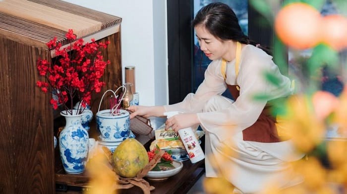 Lau dọn tượng thần và đồ thờ với trình tự hợp lý để đảm bảo yếu tố tâm linh