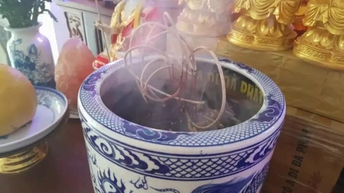 Lau chùi bàn thờ, tỉa chân nhang nhằm giúp nơi thờ tự sạch sẽ, thanh tịnh
