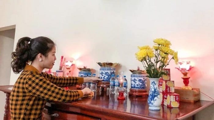 Thực hiện bao sái bàn thờ đúng trình tự để đảm bảo yếu tố tâm linh