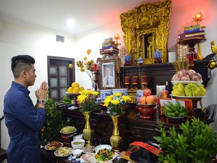 Đọc văn khấn giỗ bố với giọng rõ ràng, đủ nghe bằng sự chân thành