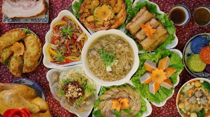 Chuẩn bị mâm lễ cúng tươm tất với các món ăn quen thuộc