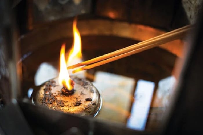 Thắp hương đúng nghi thức để bày tỏ lòng thành và giúp buổi lễ thêm ý nghĩa