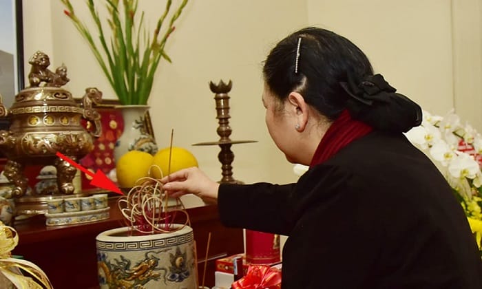 Đọc văn khấn với giọng đủ nghe, rõ ràng cùng sự thành tâm