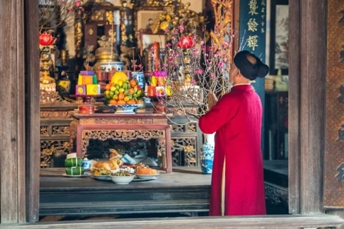 Gia chủ cần đọc văn khấn với giọng chậm rãi, rõ ràng với sự thành tâm