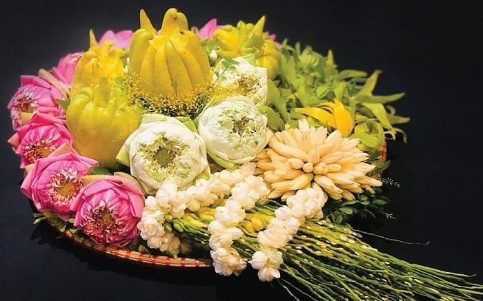 Hãy sử dụng hoa tươi để dâng cúng, tránh dùng hoa giả
